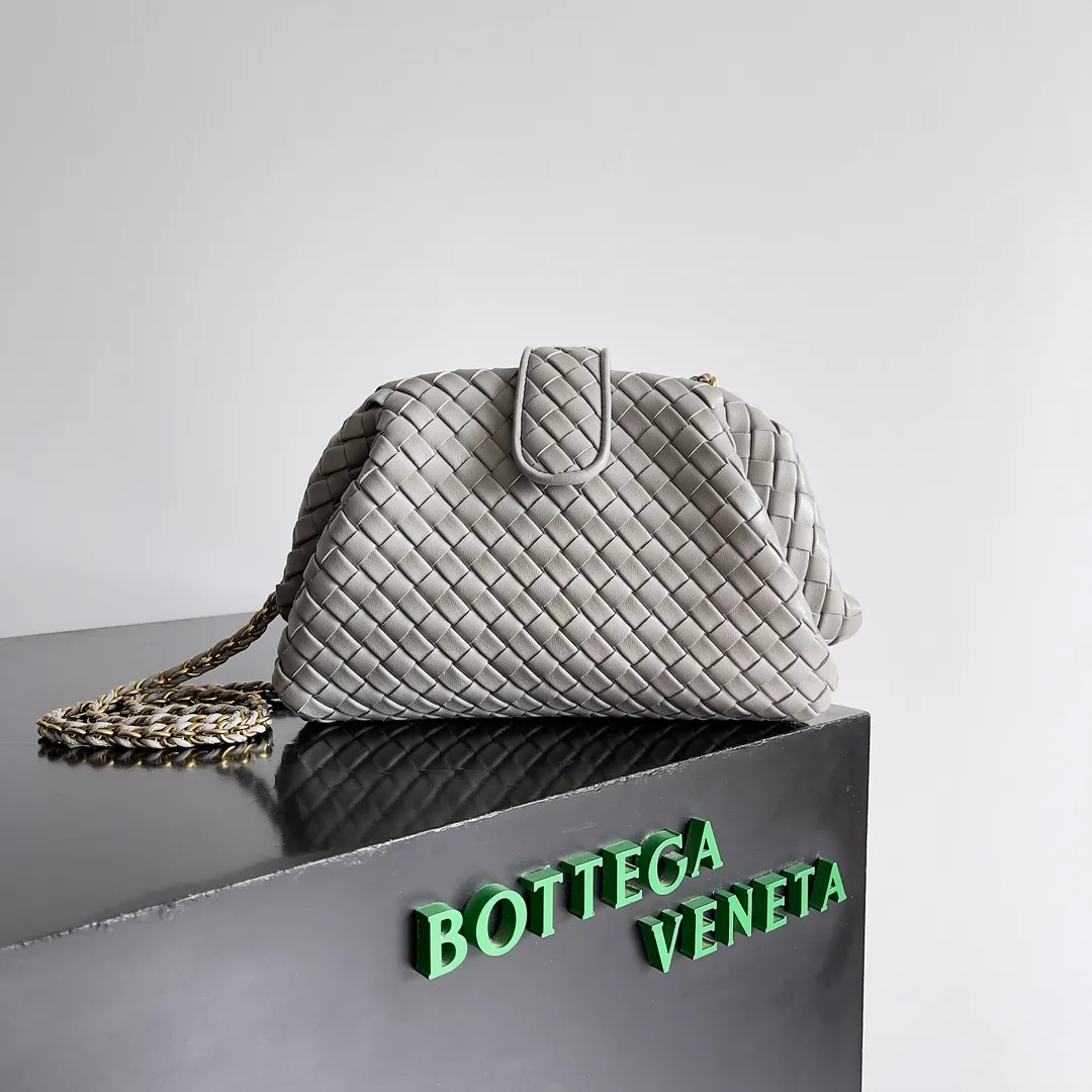 Batch 1880 BOTTEGA VENETA LAUREN 1980 small clutch bag is new! The small size that many people squat on is finally here. The self-adjustable zipper is a highlight of this bag. After being removed, it can be used as a handbag for important occasions. One bag unlocks two carrying methods at the same time. It is practical and has a unique sense of structure and beautiful lines. It is more elegant than a small cloud. It is a tribute to the classics and the pursuit of modernity. Style number: 804038 Size: 27*15*8cm